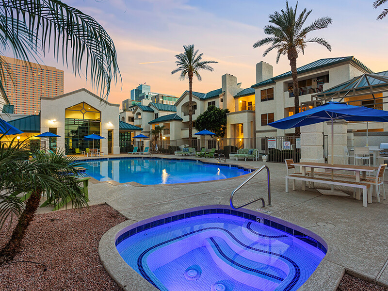 Hot Tub at Twilight | The Met at 3rd and Fillmore Apartments in Phoenix, AZ