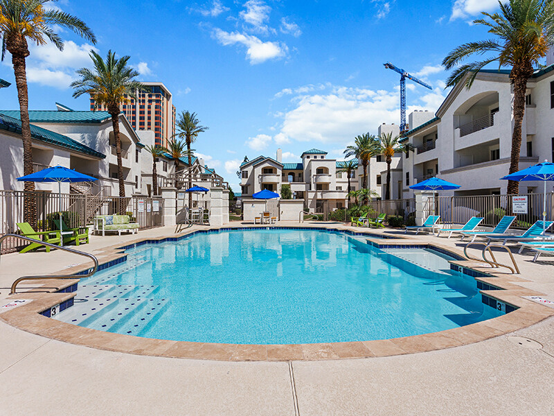 Swimming Pool | The Met at 3rd and Fillmore Apartments in Phoenix, AZ