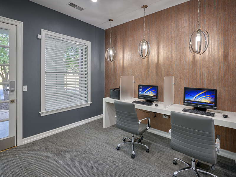 Business Center | Retreat at Cheyenne Mountain | CO Apartments