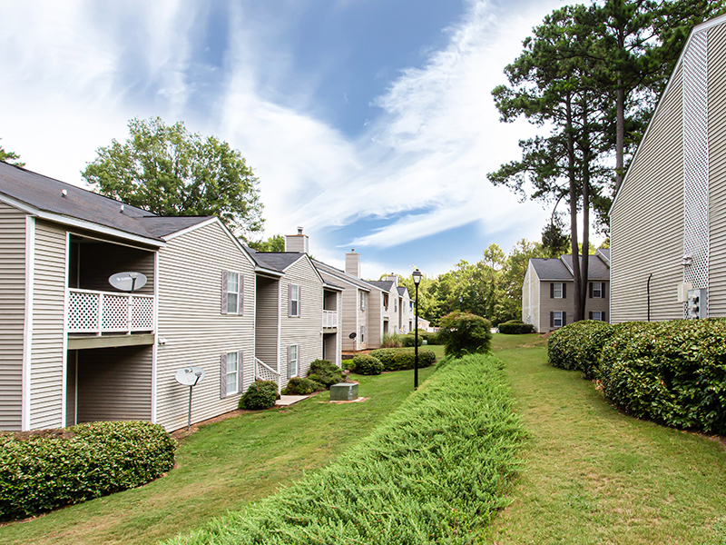 Apartment Exterior | Bridlewood Apartments in Conyers, GA