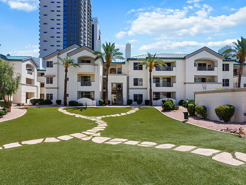 Beautiful Grounds | The Met at 3rd and Fillmore Apartments in Phoenix, AZ