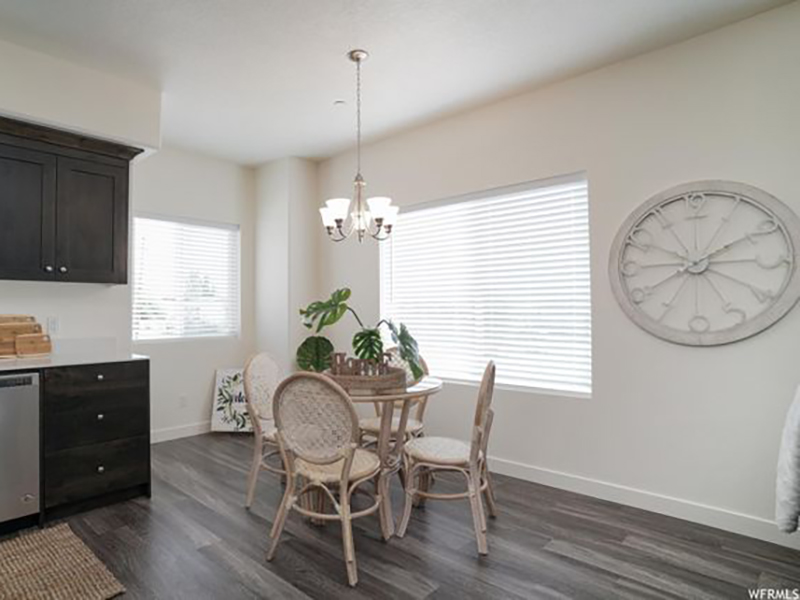 Dining Area | Jaybird Apartments
