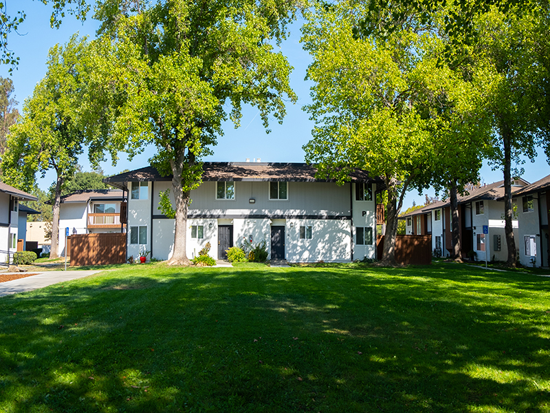 Beautiful Landscaping | Parkside Villa Apartments in Fairfield, CA