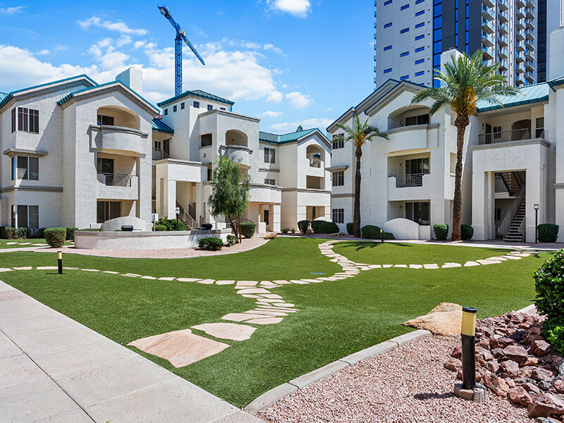 Beautiful Landscaping | The Met at 3rd and Fillmore Apartments in Phoenix, AZ
