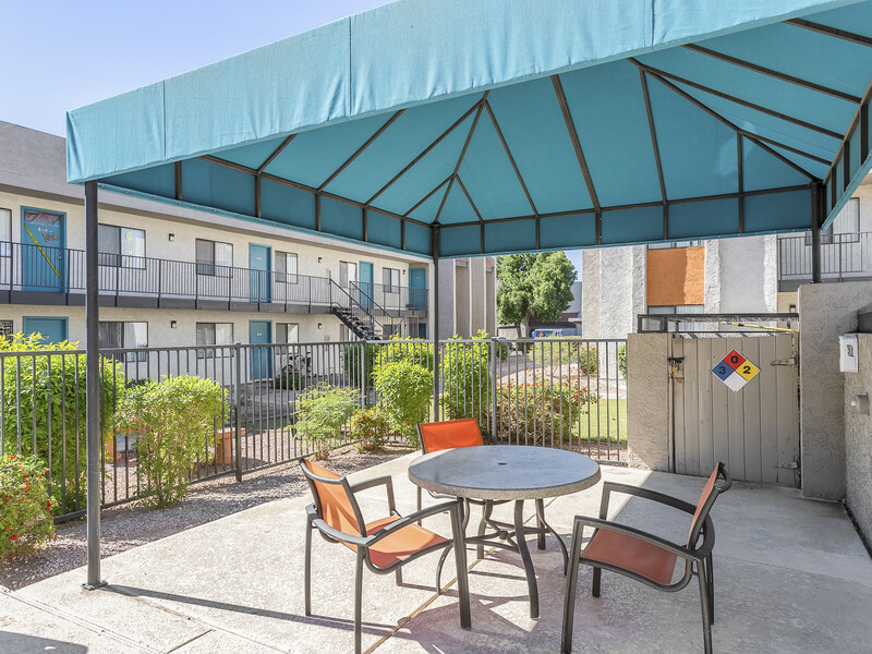 Outdoor Covered Seating | Omnia on 8th Apartments in Tempe, AZ