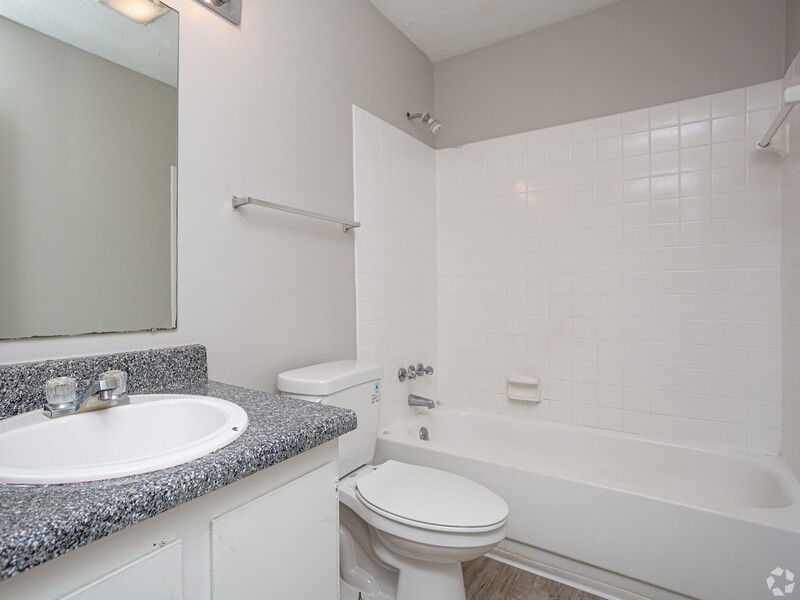Bathroom | Kingston Point Apartments in Baton Rouge, LA