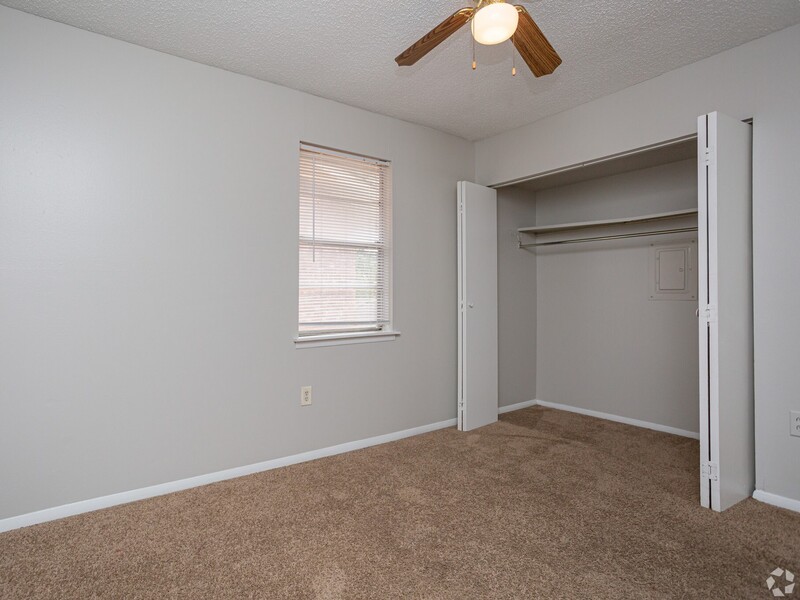 Bedroom Closet | Kingston Point Apartments in Baton Rouge, LA
