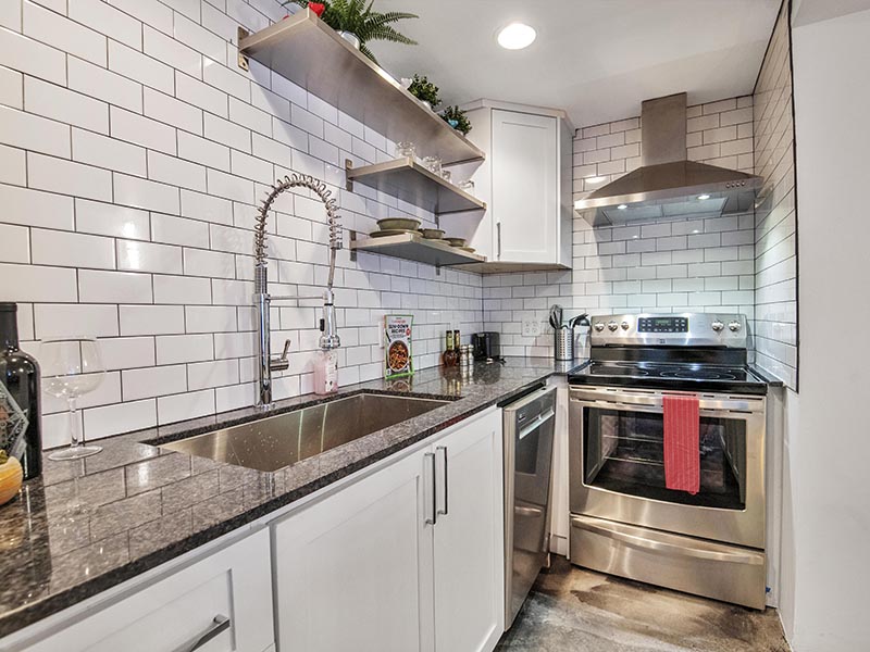 Kitchen | 454 West Brown Apartments