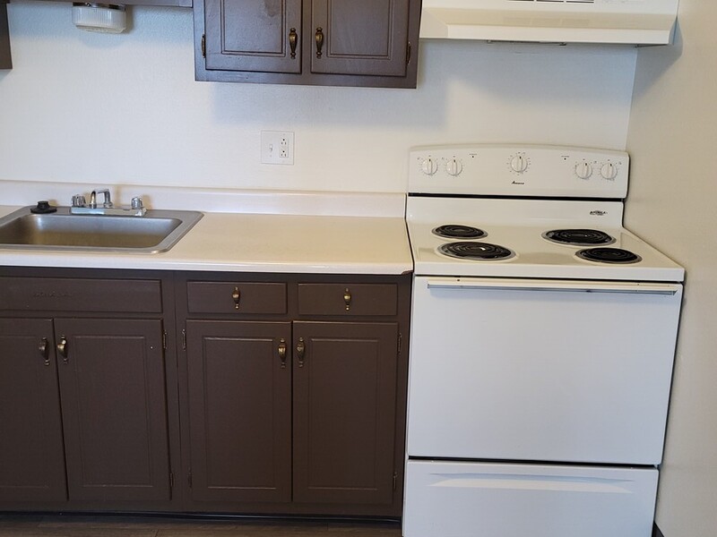 Kitchen Stove | Conquistador Apartments in Casper, WY