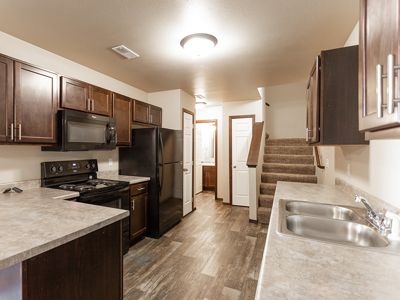 Fully Equipped Kitchen | West Pointe Commons Apartments in Sioux Falls, SD
