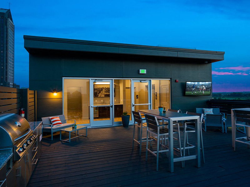 Rooftop Grill Area | 303 Front Street Apartments in Columbus, OH