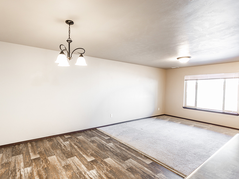 Front Room | West Pointe Commons Apartments in Sioux Falls, SD