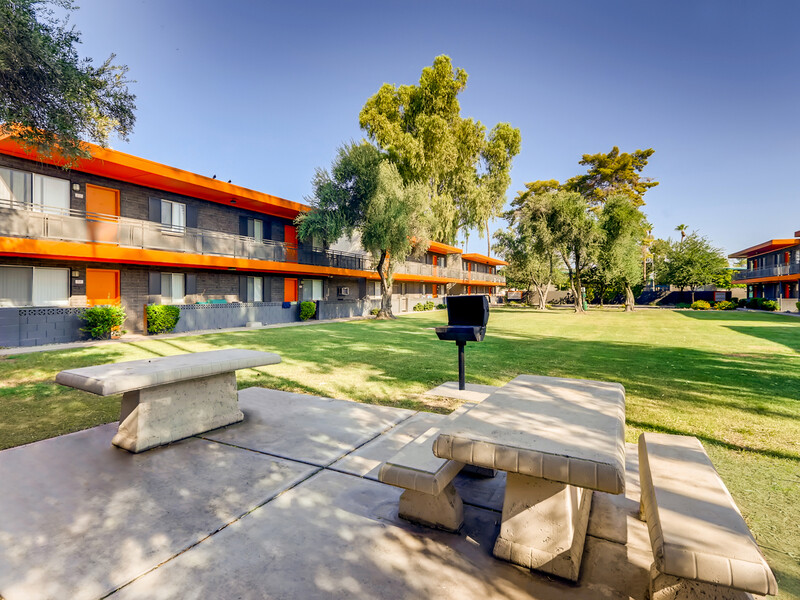Outdoor Seating | Omnia McClintock Apartments in Tempe, AZ