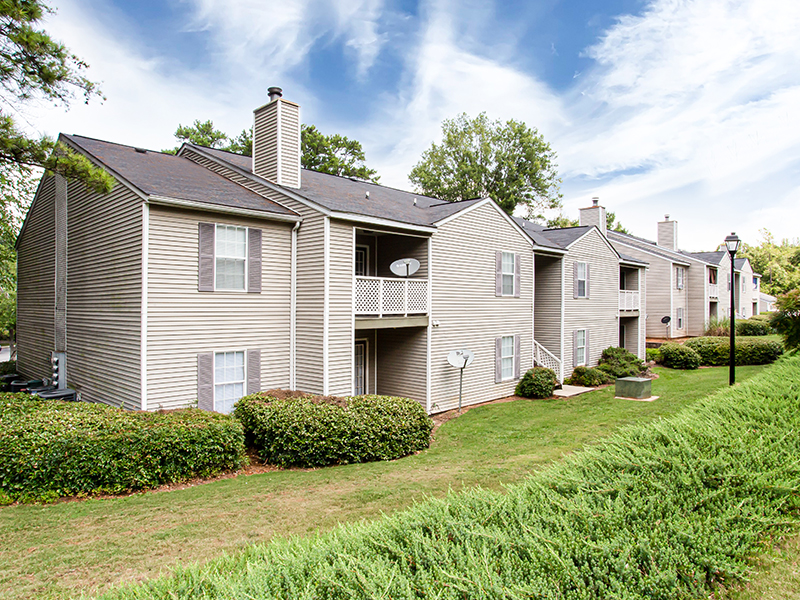 Beautiful Landscaping | Bridlewood Apartments in Conyers, GA