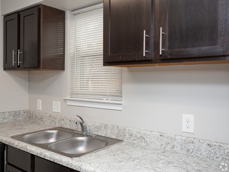 Large Kitchen | Kingston Point Apartments in Baton Rouge, LA