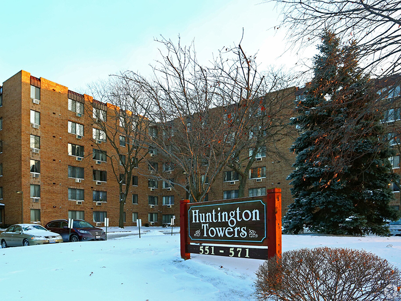 Huntington Towers Apartments in Mount Prospect, IL