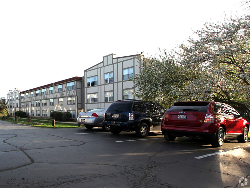 Greenleaf Apartments in Bolingbrook, IL