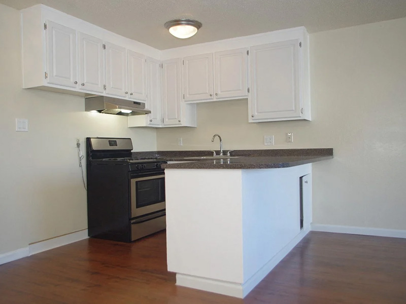 Lakeview Towers Apartments in Oakland, CA